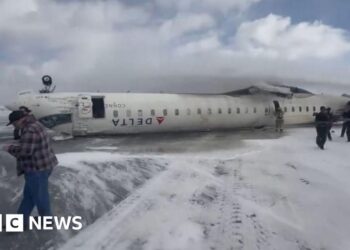 Торонто әуежайында жолаушылар ұшағы аударылды