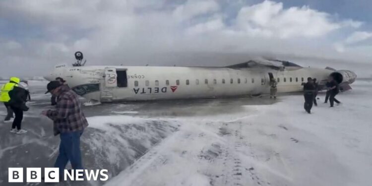 Торонто әуежайында жолаушылар ұшағы аударылды