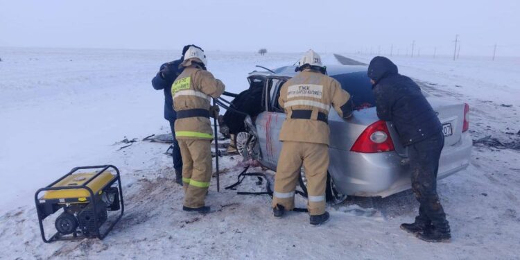 Три человека погибли в ДТП на трассе Западно-Казахстанской области