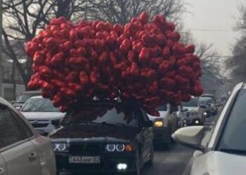«Как ты косякнул, брат?» – в Алматы водители заметили БМВ, увешанную воздушными шарами