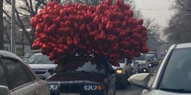 «Как ты косякнул, брат?» – в Алматы водители заметили БМВ, увешанную воздушными шарами