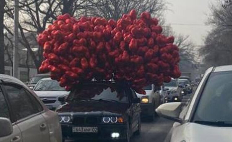 «Как ты косякнул, брат?» – в Алматы водители заметили БМВ, увешанную воздушными шарами