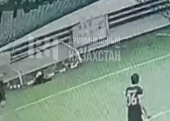 Астанада жігіттің үстіне футбол қақпасы құлап қаза тапты