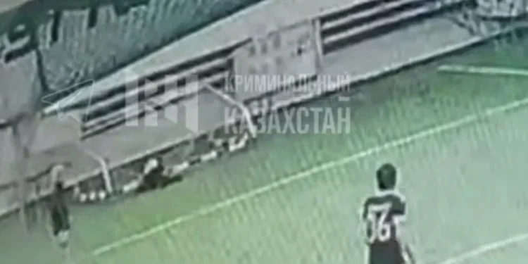 Астанада жігіттің үстіне футбол қақпасы құлап қаза тапты