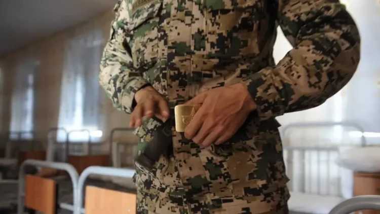 Сарбаздарға темекі тұқылын жегізген әскери жазаланды