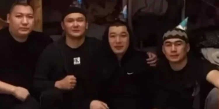 Шерзат ісі: Түрмеде туған күн тойлауға жол берген полицейлерді қандай жаза күтіп тұр?