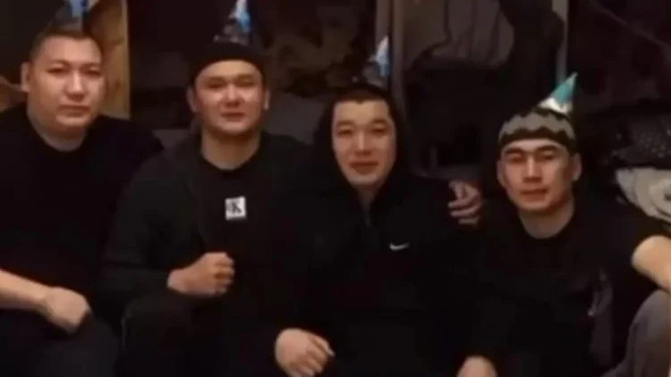 Шерзат ісі: Түрмеде туған күн тойлауға жол берген полицейлерді қандай жаза күтіп тұр?