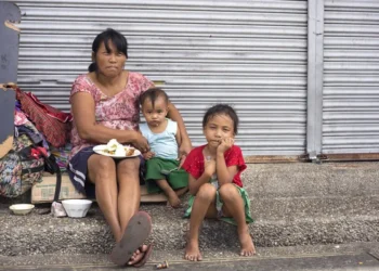 Многодетная актюбинка добилась права на жилье: 23 семьи на один санузел