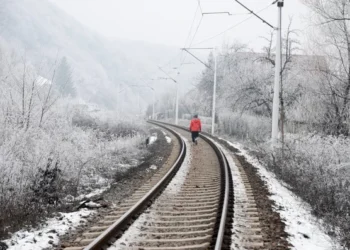 В Уральске мужчина попал под поезд и скончался от полученных травм