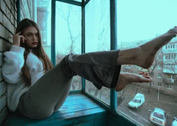 Пьяная девушка пыталась спрыгнуть с окна