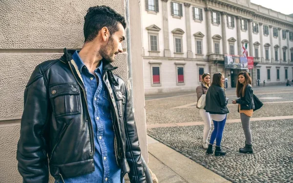 В Казахстане предложили ввести уголовное наказание за сталкинг