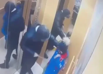 Астанада лифтіде зардап шеккен баланың анасы: «Балам қант диабетімен ауыратын еді»