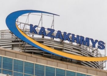 Семь человек оказались под завалом в шахте