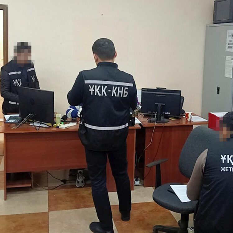 Двоих казахстанцев осудили за незаконный доступ к информсистемам Минздрава