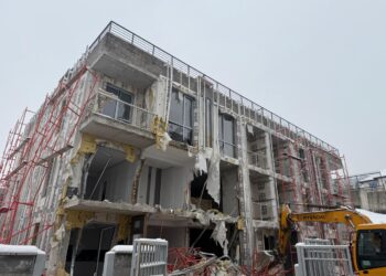 В Алматы сносят незаконный трехэтажный дом