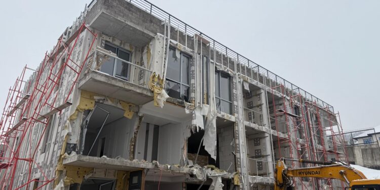 В Алматы сносят незаконный трехэтажный дом