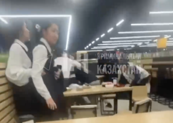 Массовая драка школьников произошла в алматинском ТРЦ