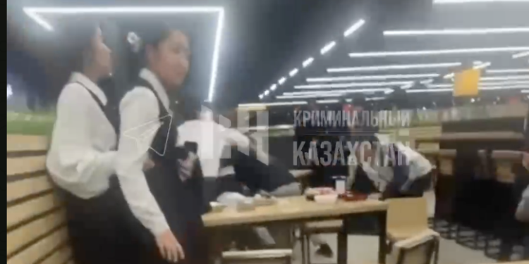 Массовая драка школьников произошла в алматинском ТРЦ