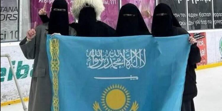 Атырауда мемлекеттік туға қатысты даулы фото үшін тергеу басталды