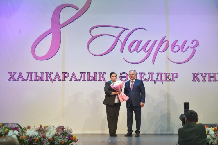 Бейбіт Исабаев жетісулық 500 әйелді мерекемен құттықтады