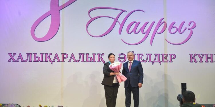 Аким области Жетісу поздравил женщин региона с 8 Марта и вручил награды