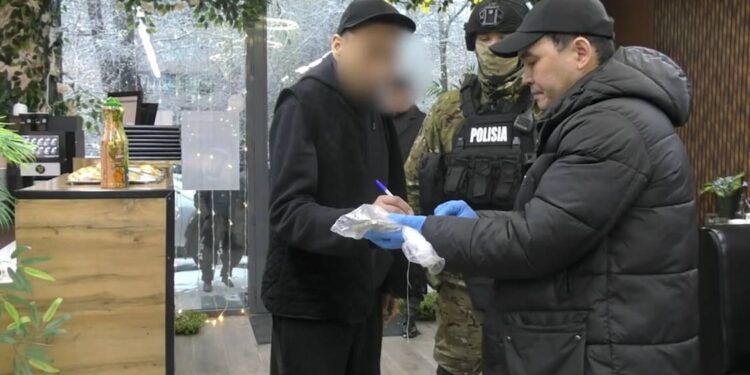 Повара подозревают в продаже гашиша в одном из кафе Алматы