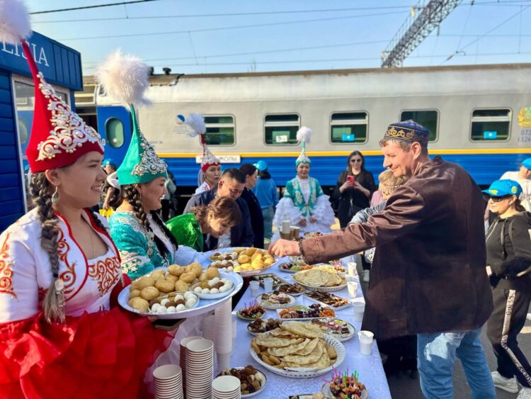 450 туристов отправились в путешествие на специальных поездах в честь Наурыз