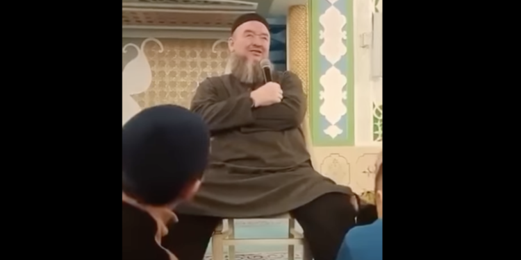 ҚМДБ балаларға аяғын уқалатқан имамға ескерту жасады