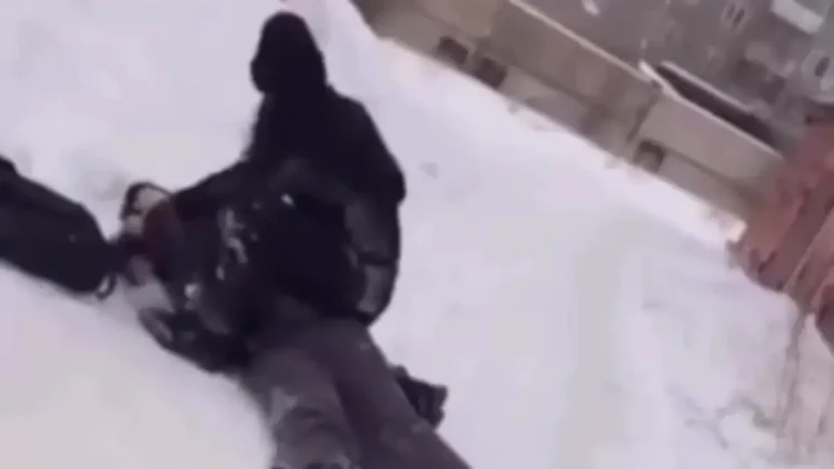 Павлодарда қыз бала қатарласын соққыға жықты