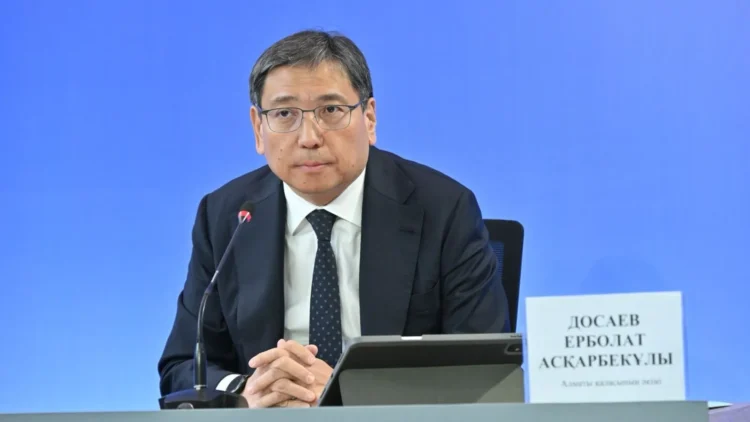 Ерболату Досаеву пожаловались на неприятный запах в Алматы: аким ответил на критику