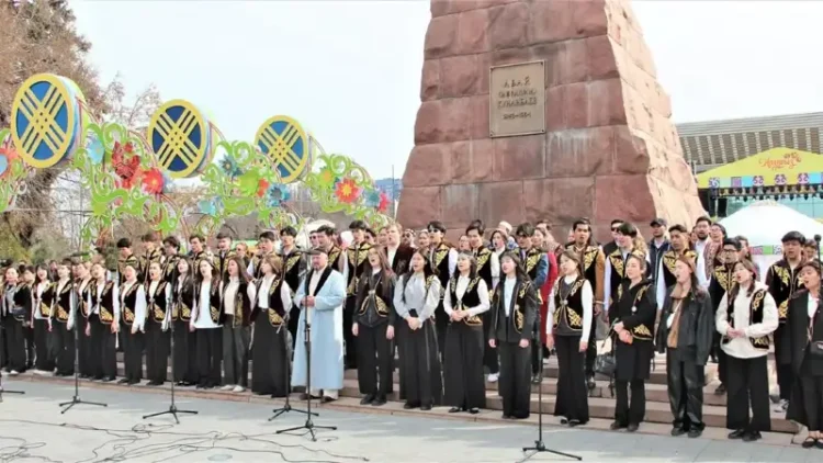 Алматыда 5 мың адам Абай әндерін шырқады