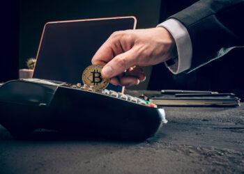 Молодой алматинец заработал на крипте миллиарды: его осудили