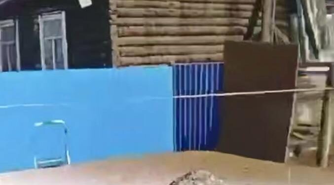 Екібастұзда полицейлер өртеніп жатқан үйден адамдарды құтқарды