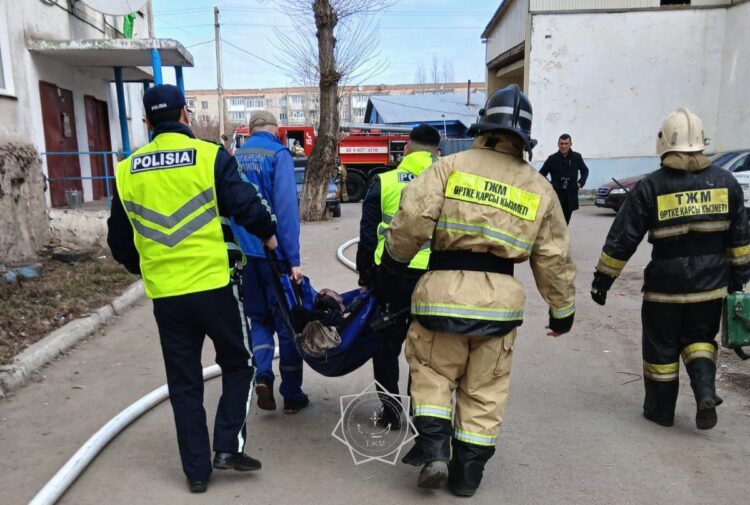 На руках вынесли мужчину с ожогами: в Кокшетау во время пожара эвакуировали 41 человека