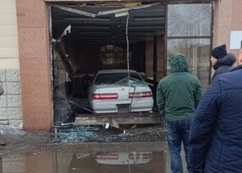 Автомобиль протаранил дверь супермаркета в Павлодаре