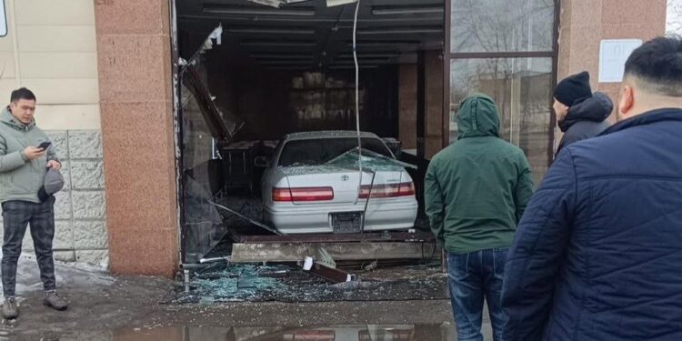 Автомобиль протаранил дверь супермаркета в Павлодаре