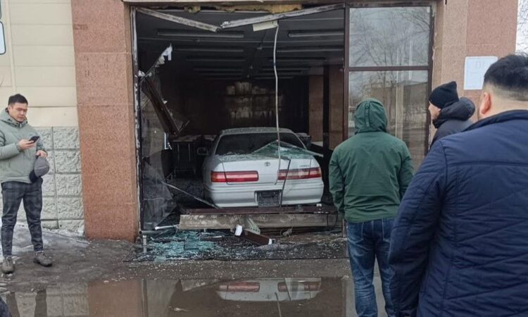 Автомобиль протаранил дверь супермаркета в Павлодаре