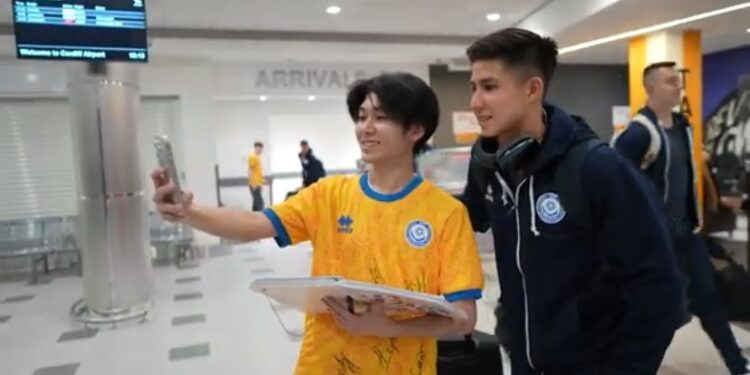 Дастан Сатпаев Уэльске келгенде жанкүйерлердің ықыласына бөленді