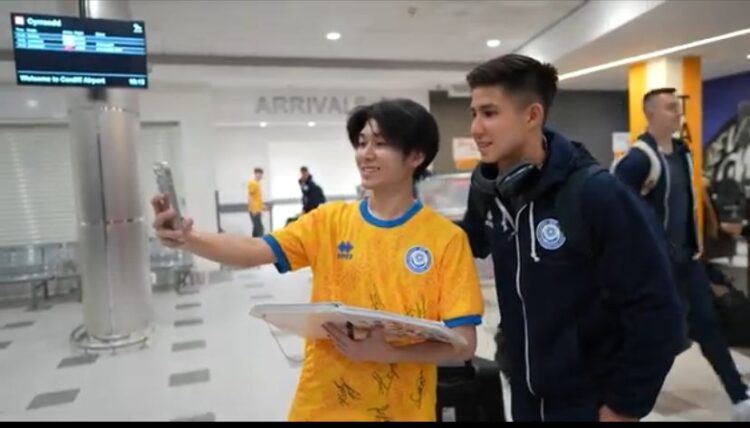 Дастан Сатпаев Уэльске келгенде жанкүйерлердің ықыласына бөленді