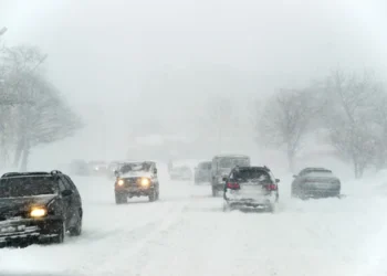 Более 20 человек застряли в снежном заносе в Жамбылской области
