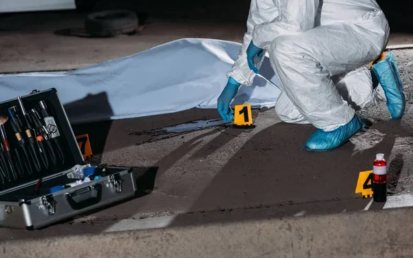 Пожилой мужчина упал с девятого этажа в Актау: возбуждено уголовное дело