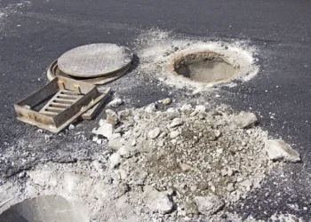 Ребенок получил ожоги в Актау после падения в канализацию с кипятком