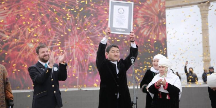 5 мың адам ұлттық киім киіп, Гиннес кітабына енді