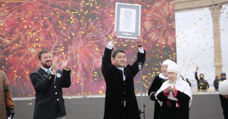 5 мың адам ұлттық киім киіп, Гиннес кітабына енді