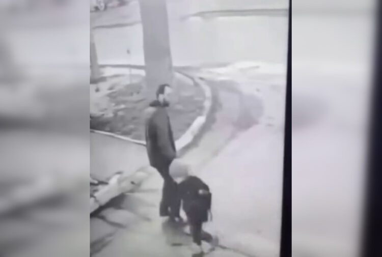 В Павлодаре курьер спас школьника от психически больного мужчины