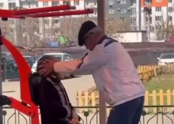 Алматинец заставил пережившую инсульт жену заниматься на тренажере