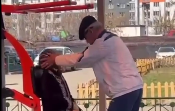 Алматинец заставил пережившую инсульт жену заниматься на тренажере