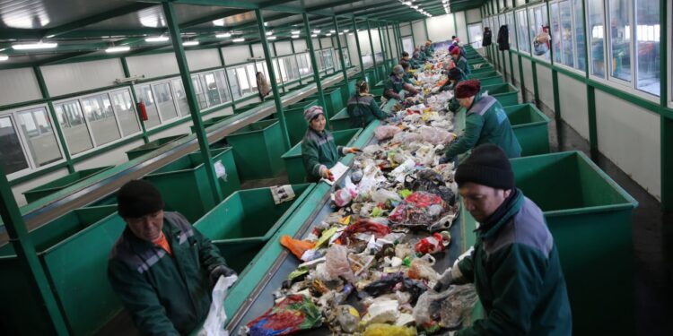 Казахстан вложит 317 млрд тенге в переработку мусора