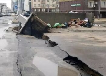 В Актау мусорные контейнеры ушли под землю после дождя