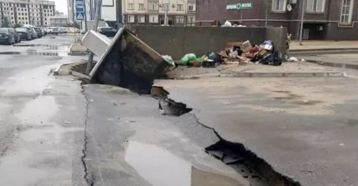 В Актау мусорные контейнеры ушли под землю после дождя